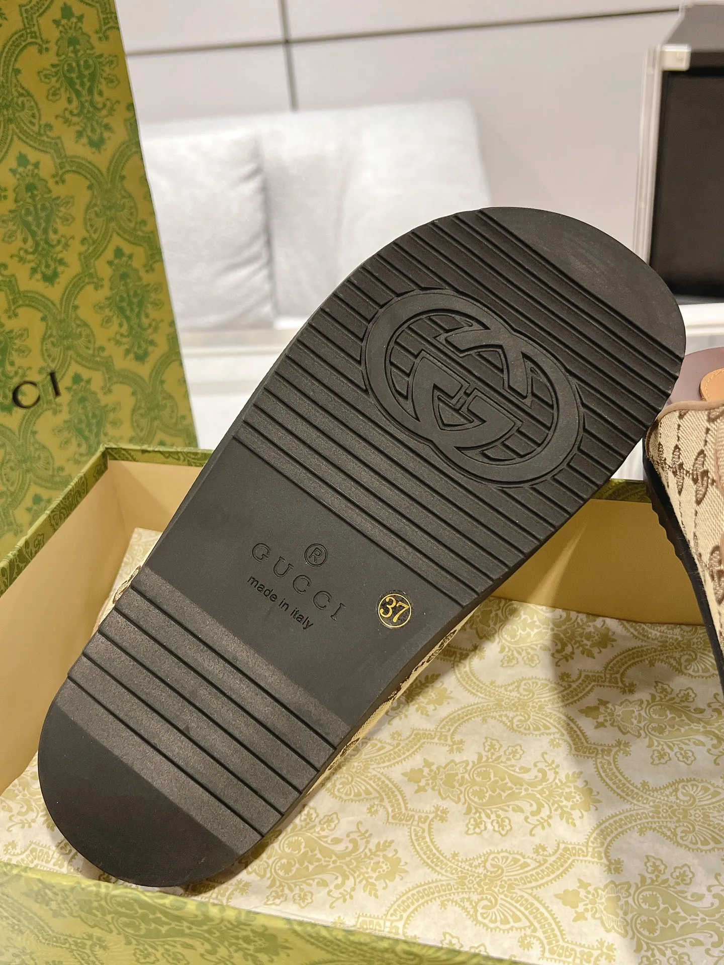 👟👟Ex-factory price 480👟👟 The latest Guccl24ss new product Double G women's Velcro sandals😎 These flat sandals are designed with Velcro straps, which are modern and sporty, bringing comfort. This accessory is crafted from light blue and ivory white GG denim fabric. The upper straps are decorated with elegant Double G-shaped accessories, showing a unique style. Gucci classic presbyopic cloth surface...hot diamond surface...rubber outsole...ZP molded midsole feet...original metal buckle/rhinestone surface Code number: 35 to 42 (41.42 is custom-made and non-refundable)